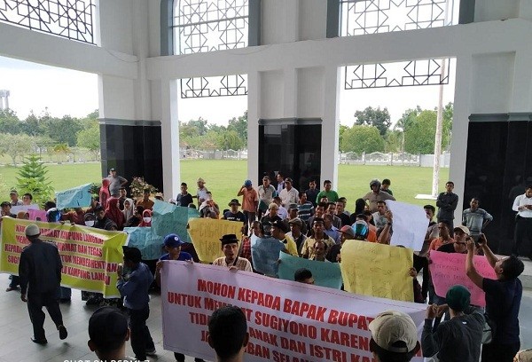 Ratusan Warga Demo ke DPRD, Tuntut Pemkab Siak Copot Penghulu Kampung Langkai