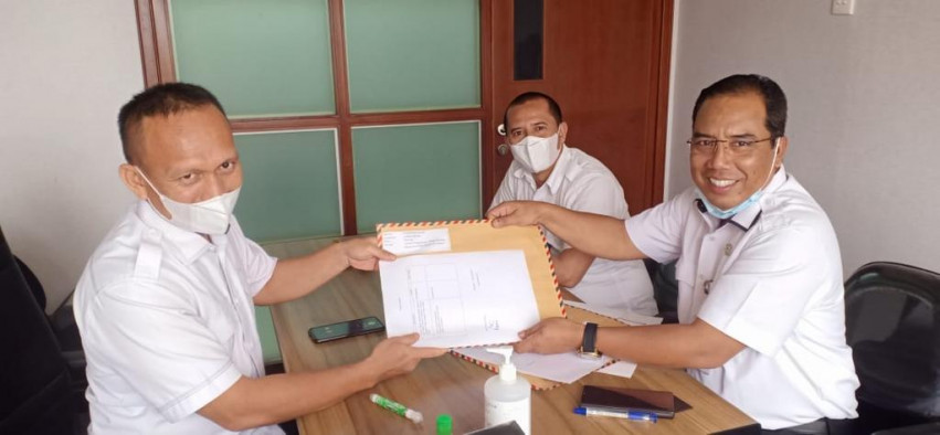 Sekwan Serahkan Berkas Pengesahan Bupati dan Wabup Terpilih ke Pemprov Riau