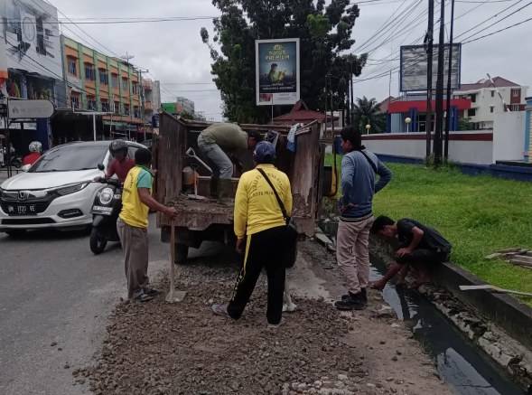 PUPR Perbaiki Jalan Berlubang di Jalan Durian, Besok sudah Selesai