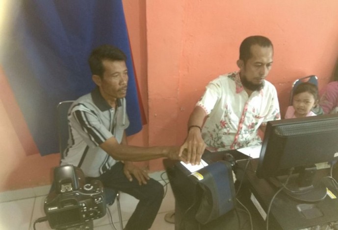 Tempuh Perjalanan 8 Jam, Disdukcapil Rohil Lakukan Perekaman KTP di Tanjung Sari