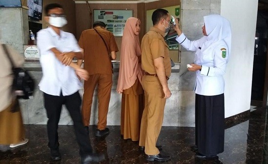 Sekda Riau Minta OPD Lakukan Penyemprotan Disinfektan di Kantor