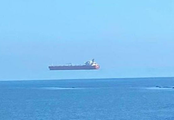Bukan Editan Photoshop, Ini Penjelasan Foto Kapal Melayang di Atas Lautan
