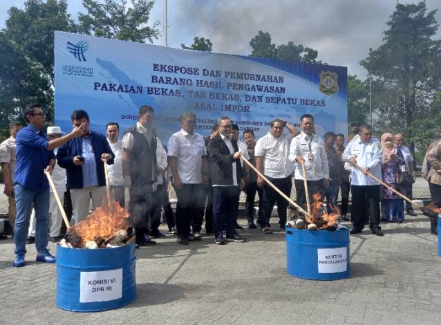 Hasil Temuan di Pekanbaru, Menteri Zulhas Musnahkan 730 Bal Pakaian Bekas Impor
