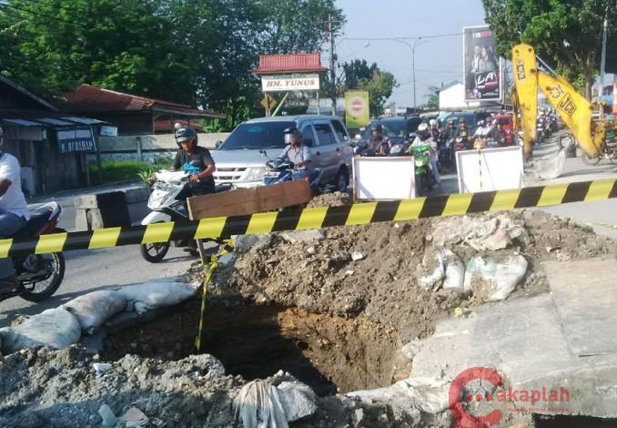 Lubang Menganga, Jalan Kaharuddin Nasution Macet