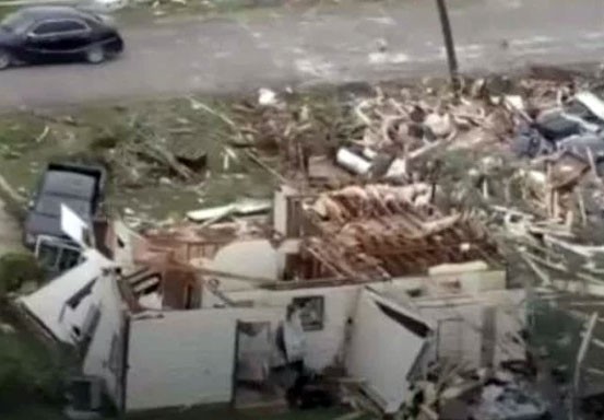 Badai Tornado Sapu AS, Mobil-mobil Terbang hingga Penyet bak Panekuk