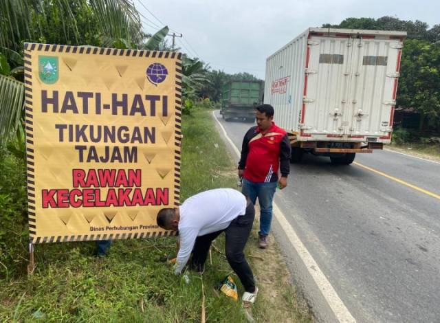 Dishub Riau Pasang Rambu-rambu Peringatan Daerah Rawan Kecelakaan saat Mudik