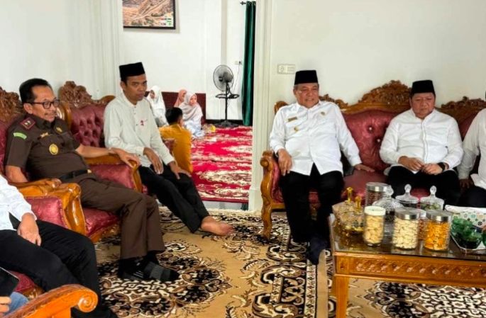 Pj Gubri dan Kajati Riau Kunjungi Rumah Ustaz Abdul Somad