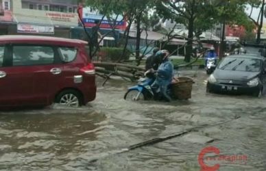 Penyebab Banjir di Sejumlah Ruas Jalan, Kapan Pemko Pekanbaru Tindak Tegas Ruko yang Tutup Drainase?