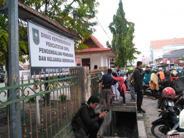 Pertanyakan KTP Elektronik, Ratusan Masyarakat Datangi Kantor Disdukcapil Riau