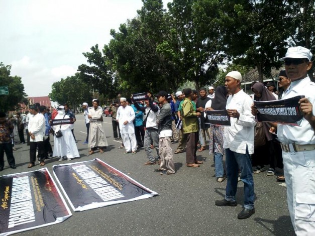 Massa Aksi Super Damai Mulai Ramai Datangi Kantor KPU Riau