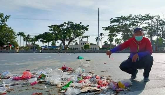 Wabup Terpilih Geram Banyak Sampah Berserakan di Depan Istana Siak, Unggah Foto Lewat Facebook