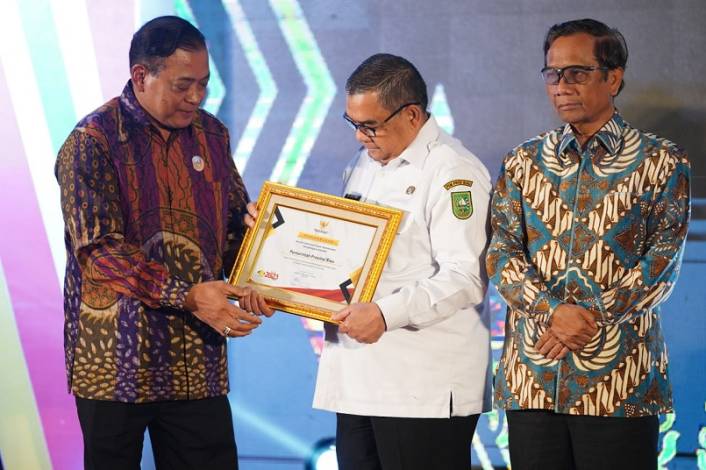Komitmen Dorong Keterbukaan Informasi Publik, Pemprov Riau Dapat Penghargaan dari KI Pusat