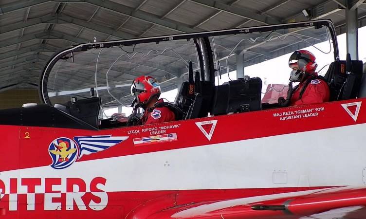 Sebelum ke Langkawi Malaysia, Jupiter Aerobatic Team Sambangi Langit Pekanbaru