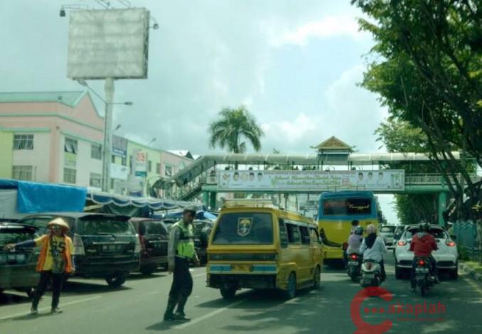 Warga Serbu Pusat Belanja, Sejumlah Jalan di Pekanbaru Macet