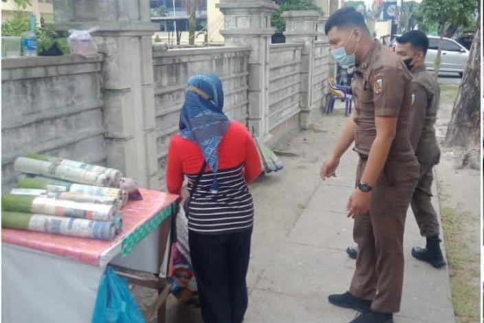 Satpol PP Pekanbaru Ingatkan Penjual Lemang Tak Berjualan di Badan Jalan