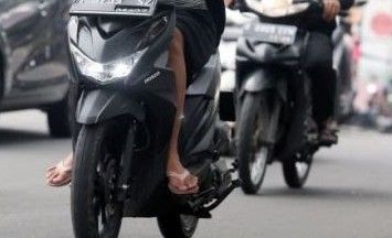 Dear Pemotor, Jangan Pakai Sandal Jepit saat Berkendara, Bakal Ditegur Polisi!