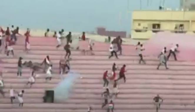 Tawuran Suporter Bikin Dinding Stadion Runtuh, 8 Orang Tewas