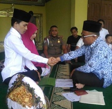 Suasana Haru Warnai Pernikahan Tahanan Narkoba di Mesjid Polda Riau