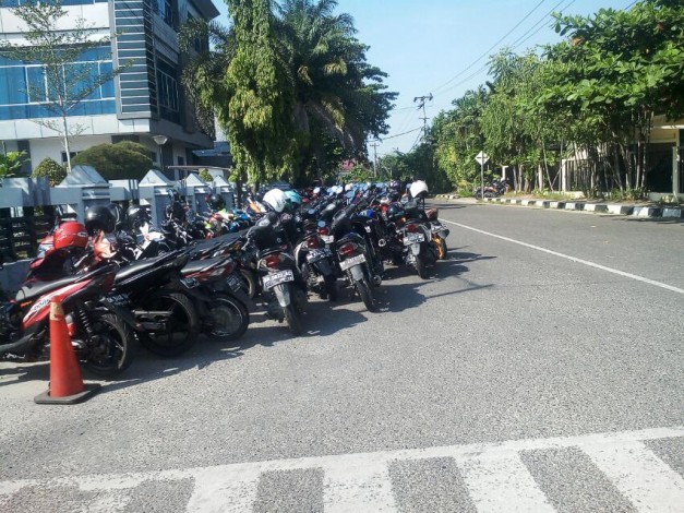 Parkir Siswa SMKN 2 di Jalan Kopan Makan Badan Jalan
