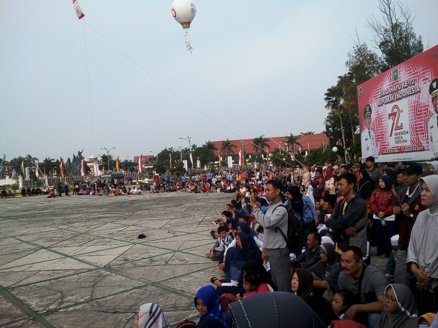 Upacara Penurunan Bendera di Kantor Gubernur Riau Dipadati Masyarakat