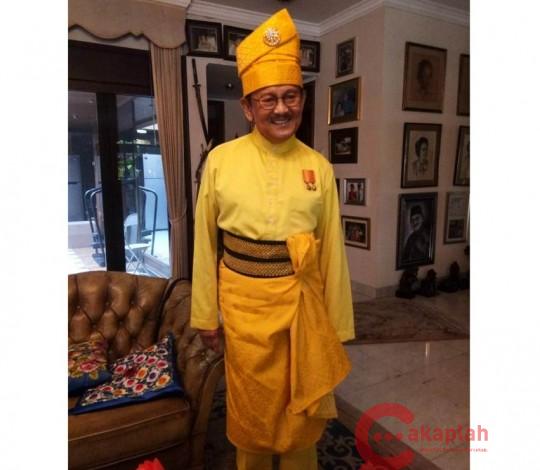 BJ Habibie Kenakan Pakaian Melayu Riau di Upacara HUT ke-73 RI di Istana Negara