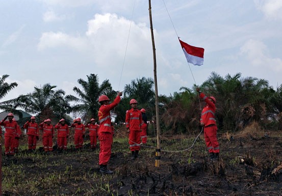 Tim Satgas Karhutla Riau Peringati HUT RI ke-74 di Lahan Bekas Terbakar