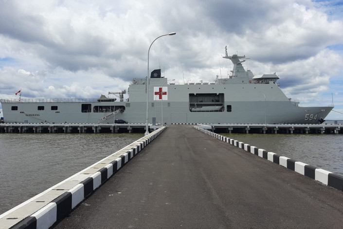 Kapal Rumah Sakit KRI Semarang-594 Bantu Pengisian Oksigen Gratis di Dumai