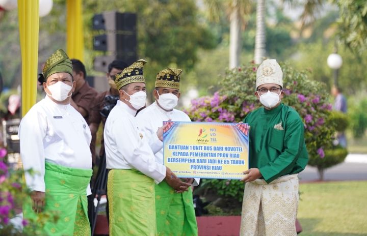 Dukung Pengembangan Wisata Pulau Rupat, Novotel Pekanbaru Berikan 1 Unit Bus ke Pemprov Riau