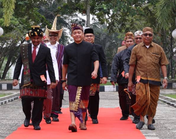 Ragam Pakaian Tradisional Nusantara Semarakkan HUT RI di PTPN V
