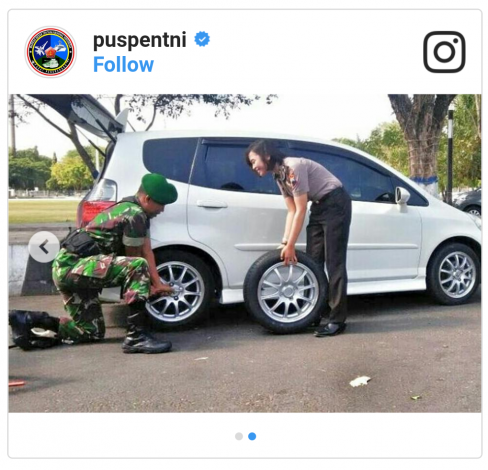 So Sweet, Anggota TNI Ganti Ban Mobil Polwan