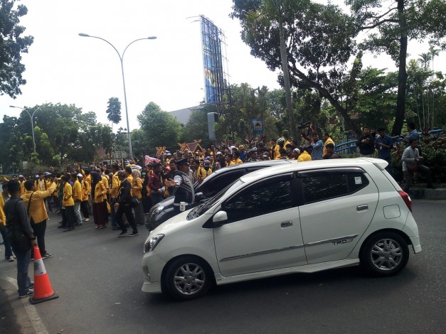 Geruduk Kantor DPRD, Ratusan Mahasiswa Unilak Blokir Jalan Sudirman