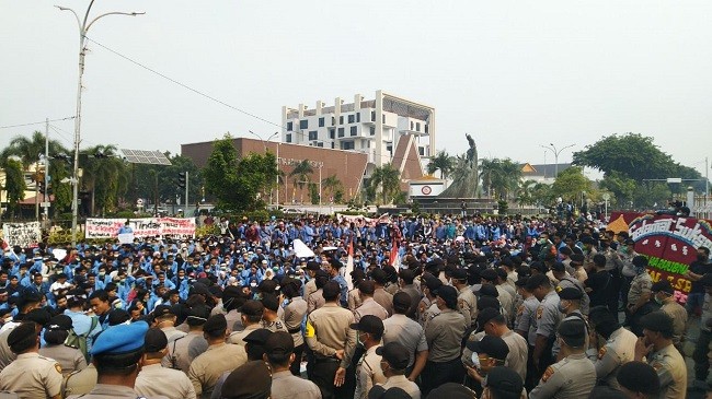 Ribuan Mahasiswa Unri Gelar Aksi Unjukrasa di Kantor Gubernur Riau