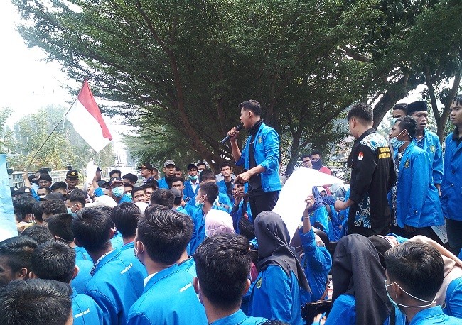 Mahasiswa UIR Demo Kabut Asap di DPRD Riau
