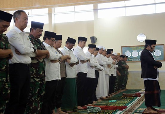 Jokowi Salat Istiska di Masjid Amrullah Lanud Roesmin Nurjadin Pekanbaru