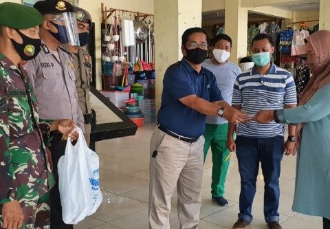 Cegah Covid-19, Kesbangpol Riau Bagikan Seribu Masker di Pasar 50