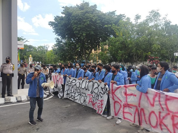 Tuntut Rektor Diperiksa, Mahasiswa UIN Suska Riau Datangi Kejati