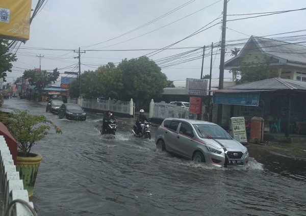 Diguyur Hujan Deras, Beberapa Ruas Jalan di Pekanbaru Terendam