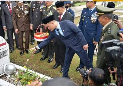 Peringati Hari Pahlawan, Wakil Ketua DPRD Riau Ikuti Upacara dan Tabur Bunga