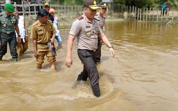 Basah-basahan Tinjau Banjir di Kuansing, Kapolda: Ini Bukti Negara Hadir untuk Rakyat