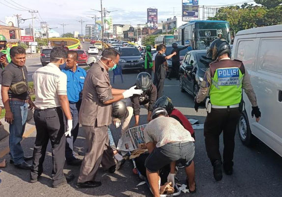 Kecelakaan Sepeda Motor di Depan RS Awal Bros, Jalan Sudirman Macet, Korban Ditutup Pakai Koran