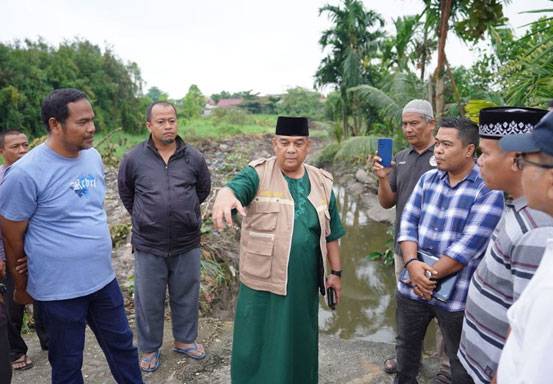 Tangani Banjir di Pekanbaru, Gubri Edy Natar Turunkan Ekskavator dan Ajak Masyarakat Peduli Lingkungan