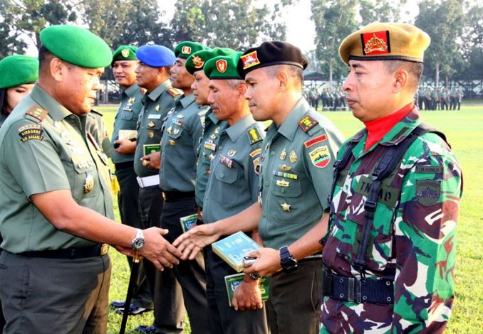 Jelang Pilkada Serentak 2018, Pangdam I/BB Bagi Buku Netralitas TNI kepada Prajurit