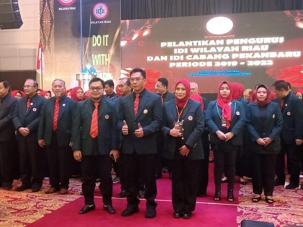 Dr Daeng M Faqih Lantik Pengurus IDI Riau dan Pekanbaru