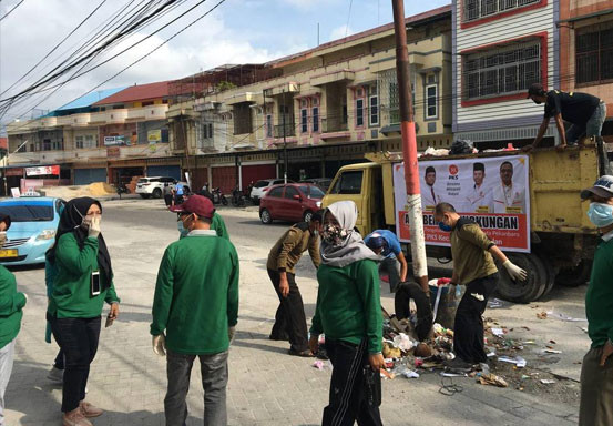 Relawan PKS dan Warga Angkut Sampah yang Menumpuk di Pekanbaru