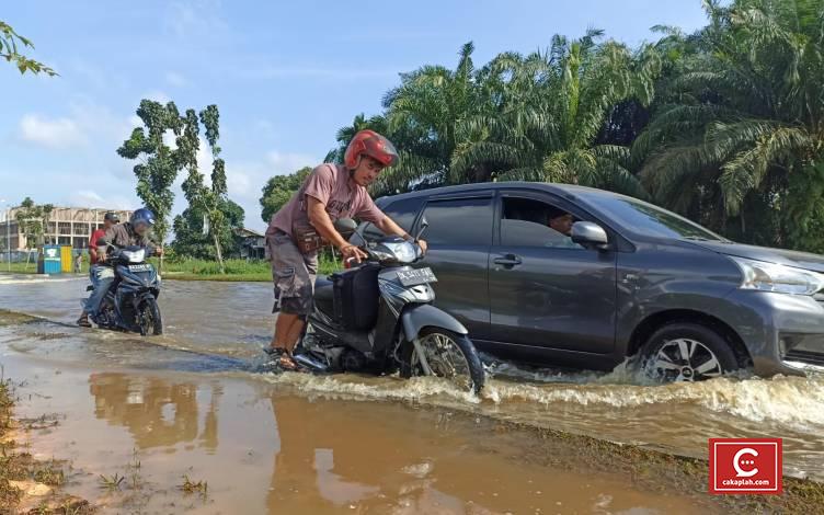 Jalan Sudirman Ujung Pekanbaru yang Rusak Akibat Banjir akan Diperbaiki, Tapi Tunggu Air Surut
