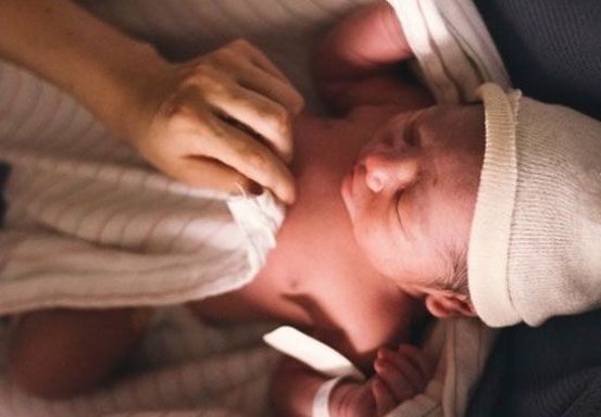 Istri Melahirkan Bayi Berparas Bule, Suami Curiga dan Menuntut Tes DNA