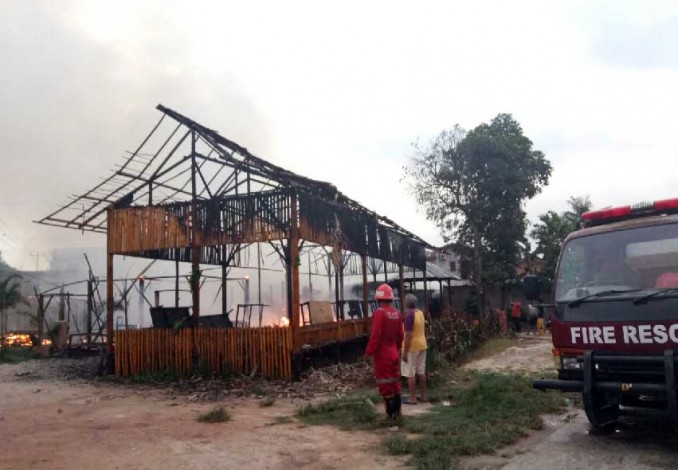 Kebakaran Hebat Hanguskan Dua Rumah dan Restoran di Dumai