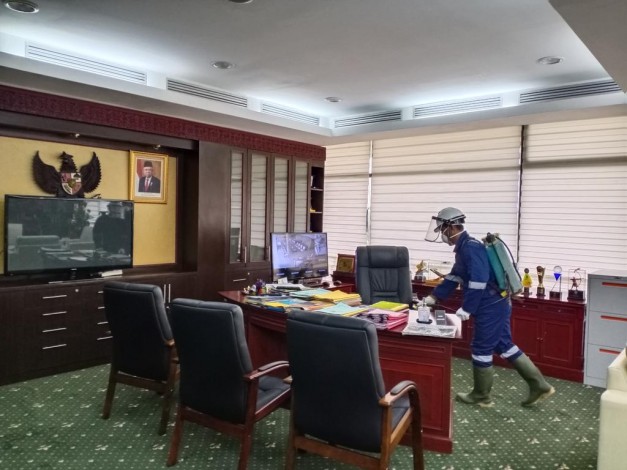 Cegah Covid-19, Kantor Gubenur Riau Disemprot Disinfektan