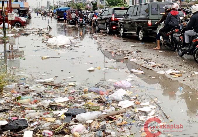 Pak Pj Walikota, Gara-gara Banjir Jalan Seperti Kubangan Sampah