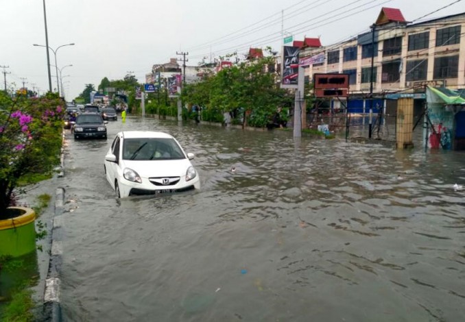 Banjir di Jalan Raya Selutut Orang Dewasa, Walikota Ngapain Aja?